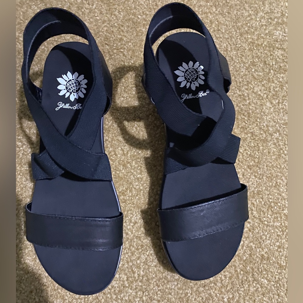 NWOT-Yellow Box Janalee sandal. Size 61/2. Black.New never worn.
